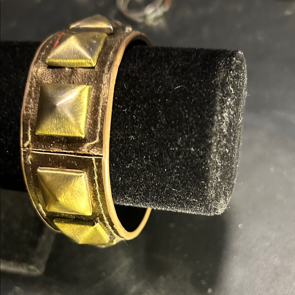 Women’s Vintage Gold-Tone Studded Lightweight Bangle Bracelet - Picture 3 of 5